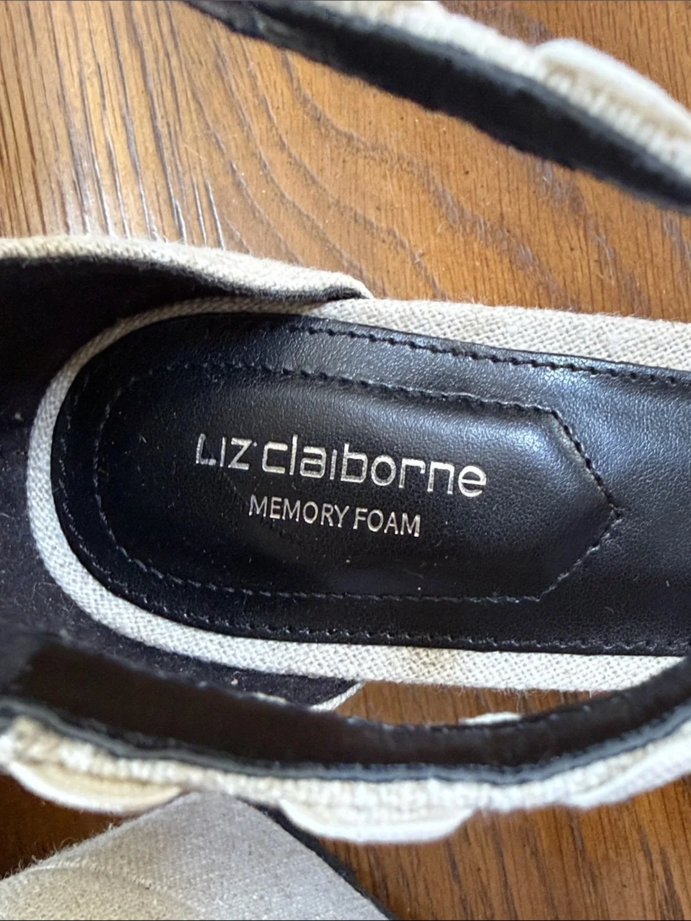 Liz Claiborne Babbler Cream Scalloped Ankle-Strap Wedge Sandals. Sz 9.5.